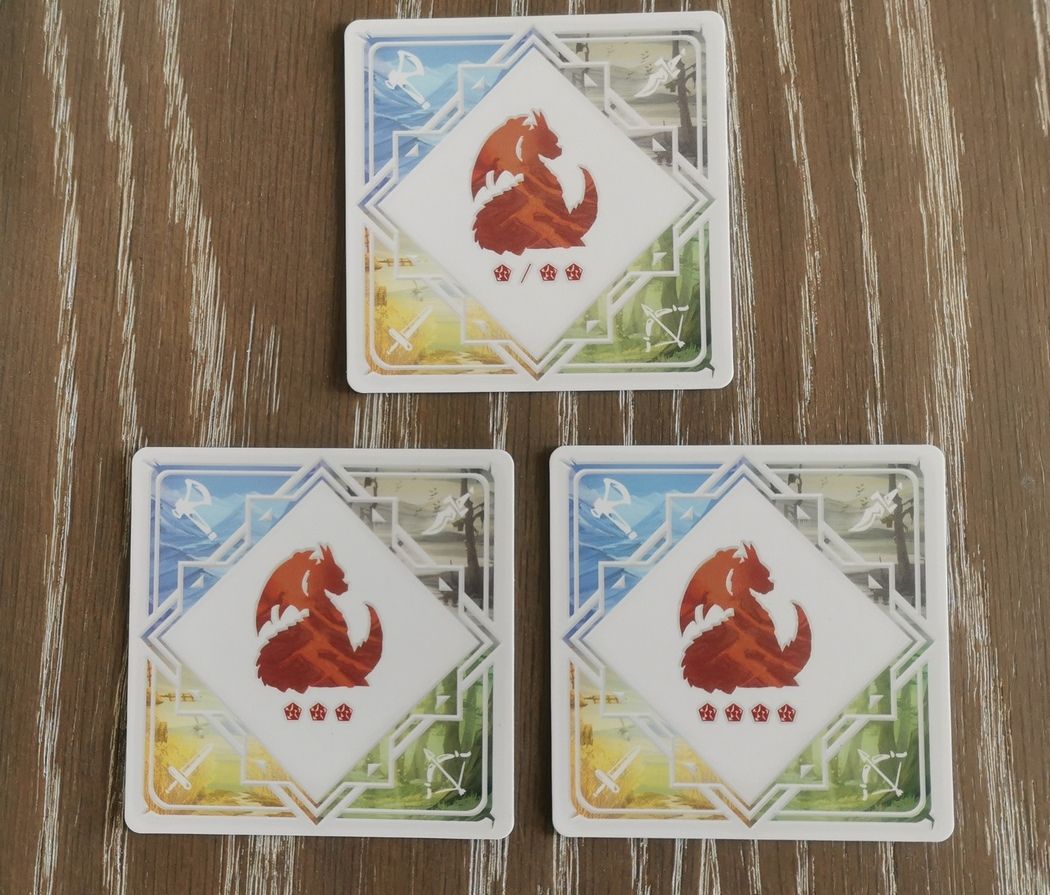 Le nombre d'étoiles indique les cartes qu’il faut ajouter en fonction du nombre de joueurs. Pour le jeu solo ou à 2 joueurs on ne prend que les  ★ / ★★ , à 3 joueurs on ajoute le ★★★ ,  à 4 joueurs on prend toutes les cartes.