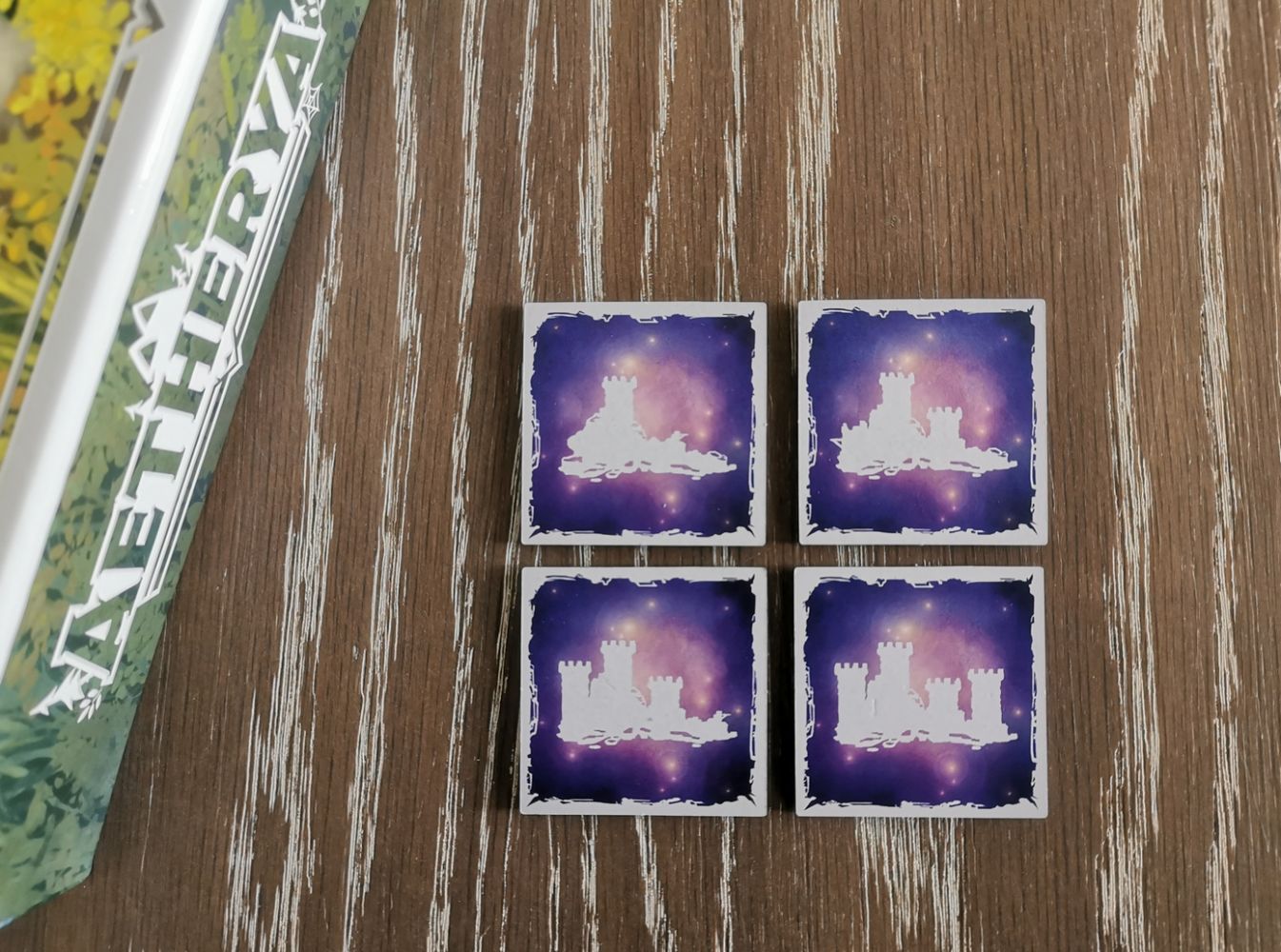 au verso des tuiles le dessin du château avec de 1 à 4 tours  permet de trier matériel des 4 joueurs