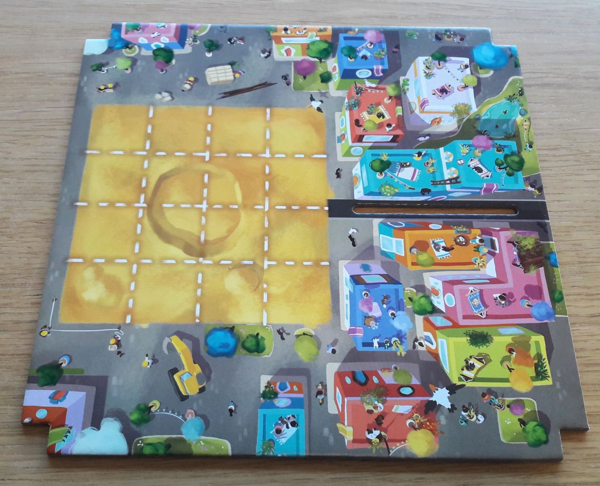 Celui-ci laisse la place pour tenir la carte qui nous indiquera la construction à réaliser et au verso on retrouve le plateau pour 2 joueurs.