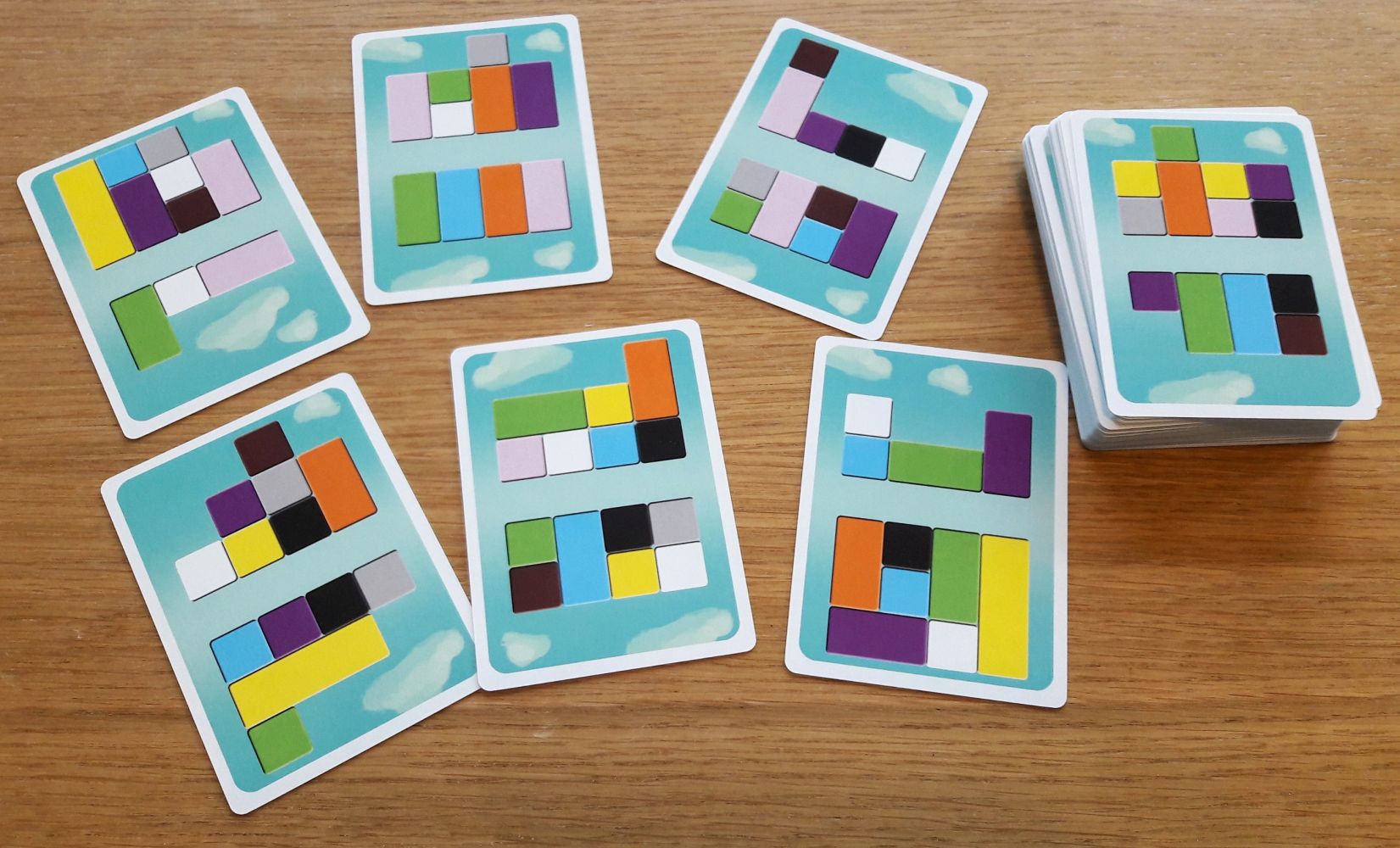 Chaque carte propose 2 défis avec de chaque côté les faces opposées de ce même bâtiment.