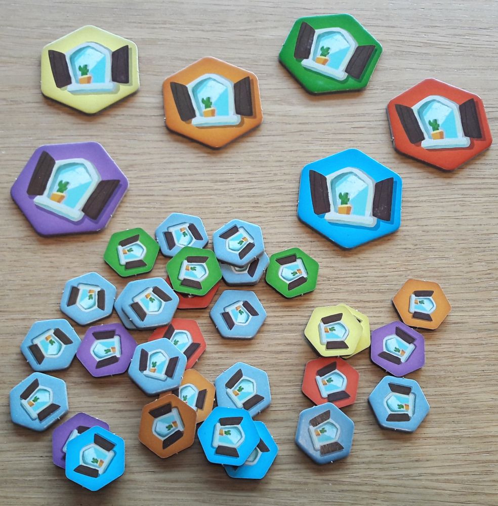 Chaque joueur aura un grand jeton de sa couleur et un petit jeton par autre joueur à la couleur de celui ci.