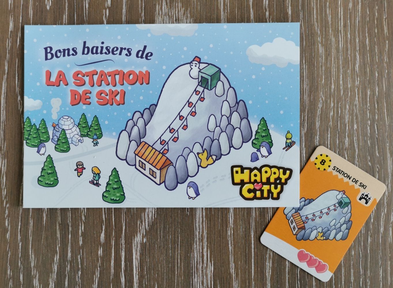 Comme la carte est postée dans une enveloppe, elle est envoyée avec une carte postale. Elle reprend l’illustration du bâtiment “Station de Ski”