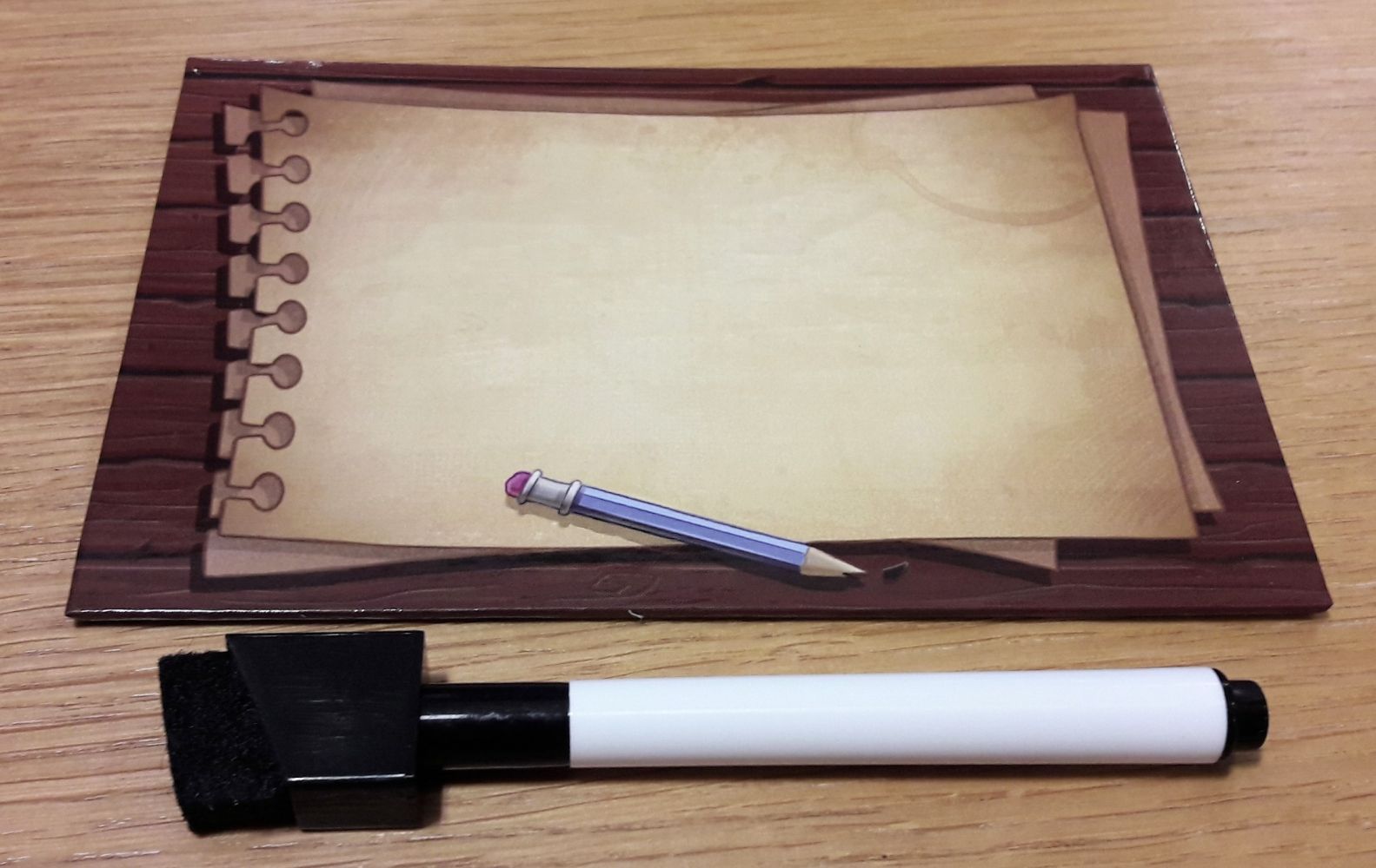 Petite ardoise pour indiquer les cartes choisies. On aurait aimé s'en passer...