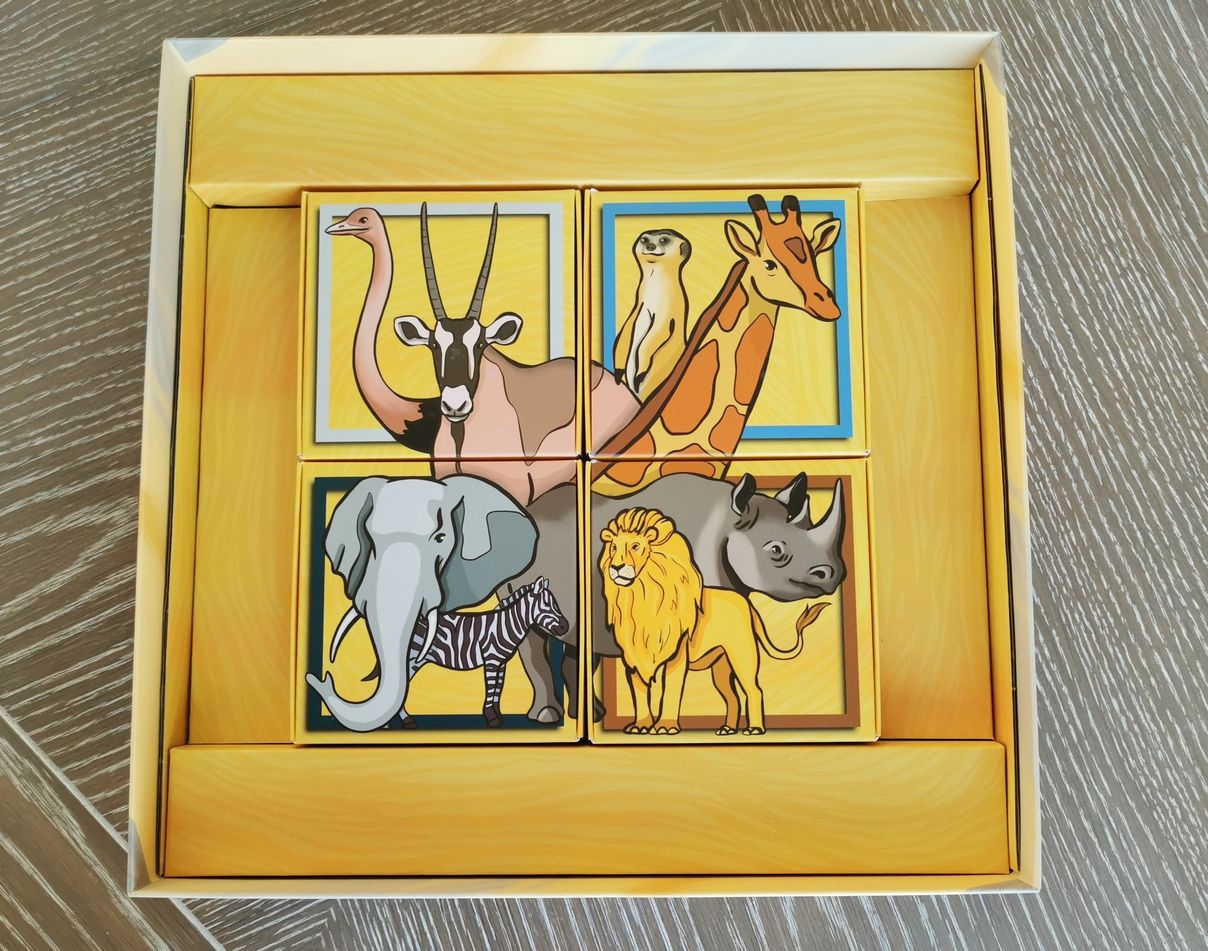 les 4 petites boîtes se logent parfaitement dans le fond