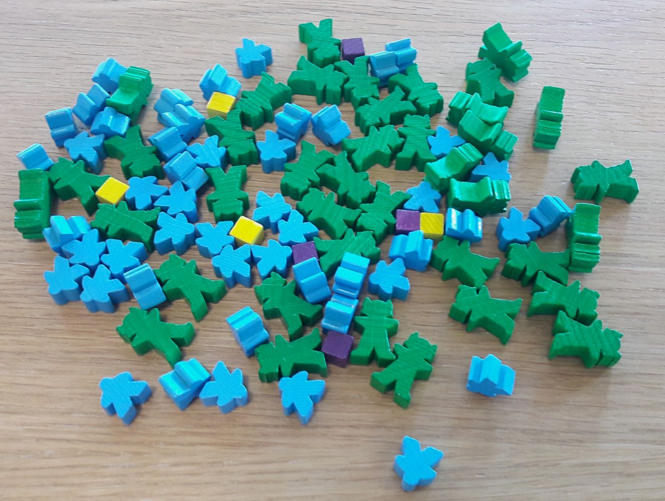De beaux meeple humain et Imunes et 8 cubes en guise de compteur de ressources sur les plateaux individuels