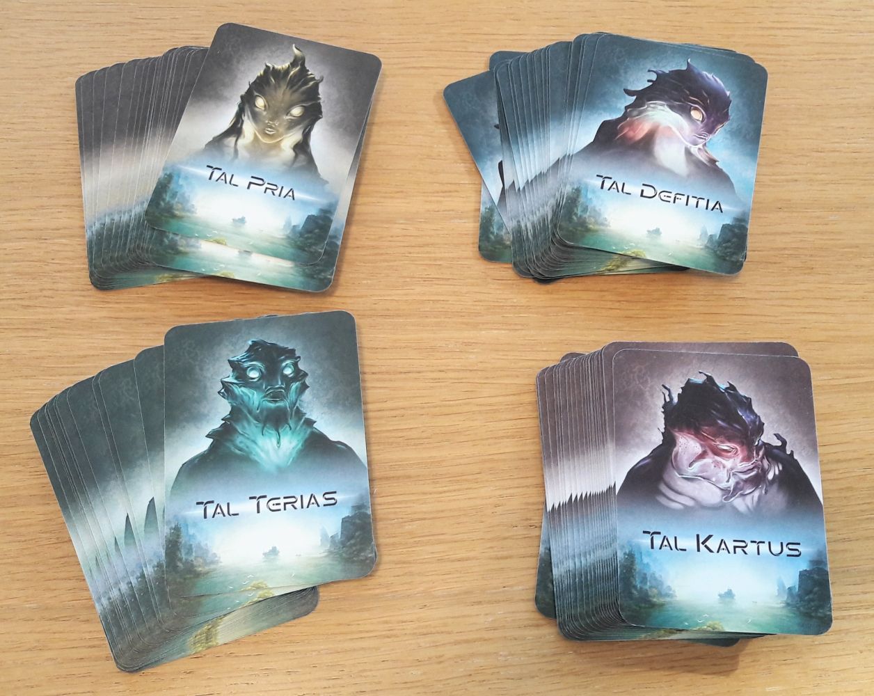 Tous les dos des cartes sont à l'effigie de chaque joueur