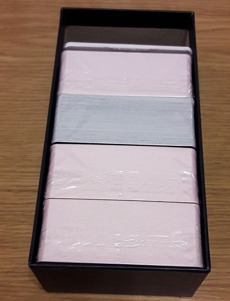 La boite est parfaitement adaptée aux cartes. Il n'y a rien à dire.