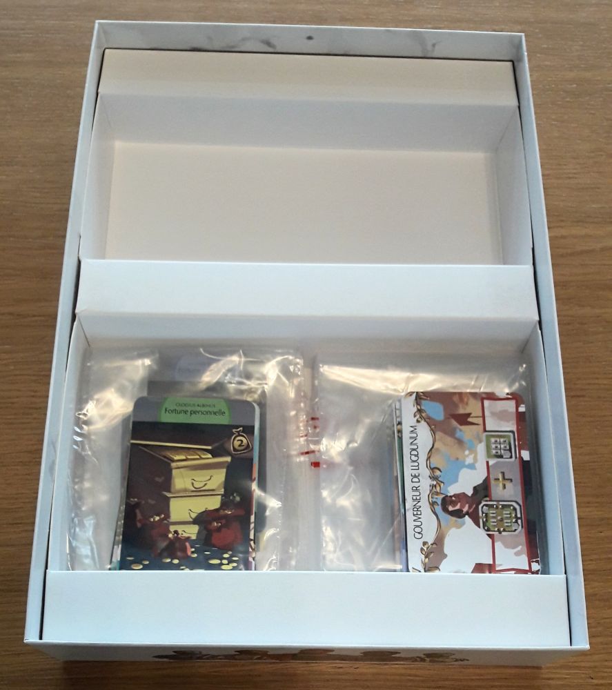 Beaucoup trop de place pour ranger les cartes et jetons bien rangés dans leurs sachets.