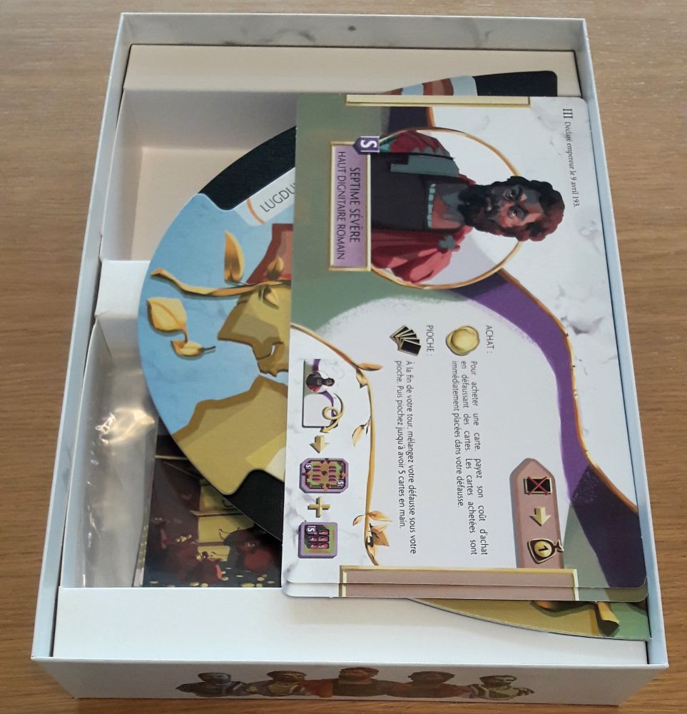 Le plateau permet de caler les cartes et d'éviter que les plateaux individuels ne s'abîment.