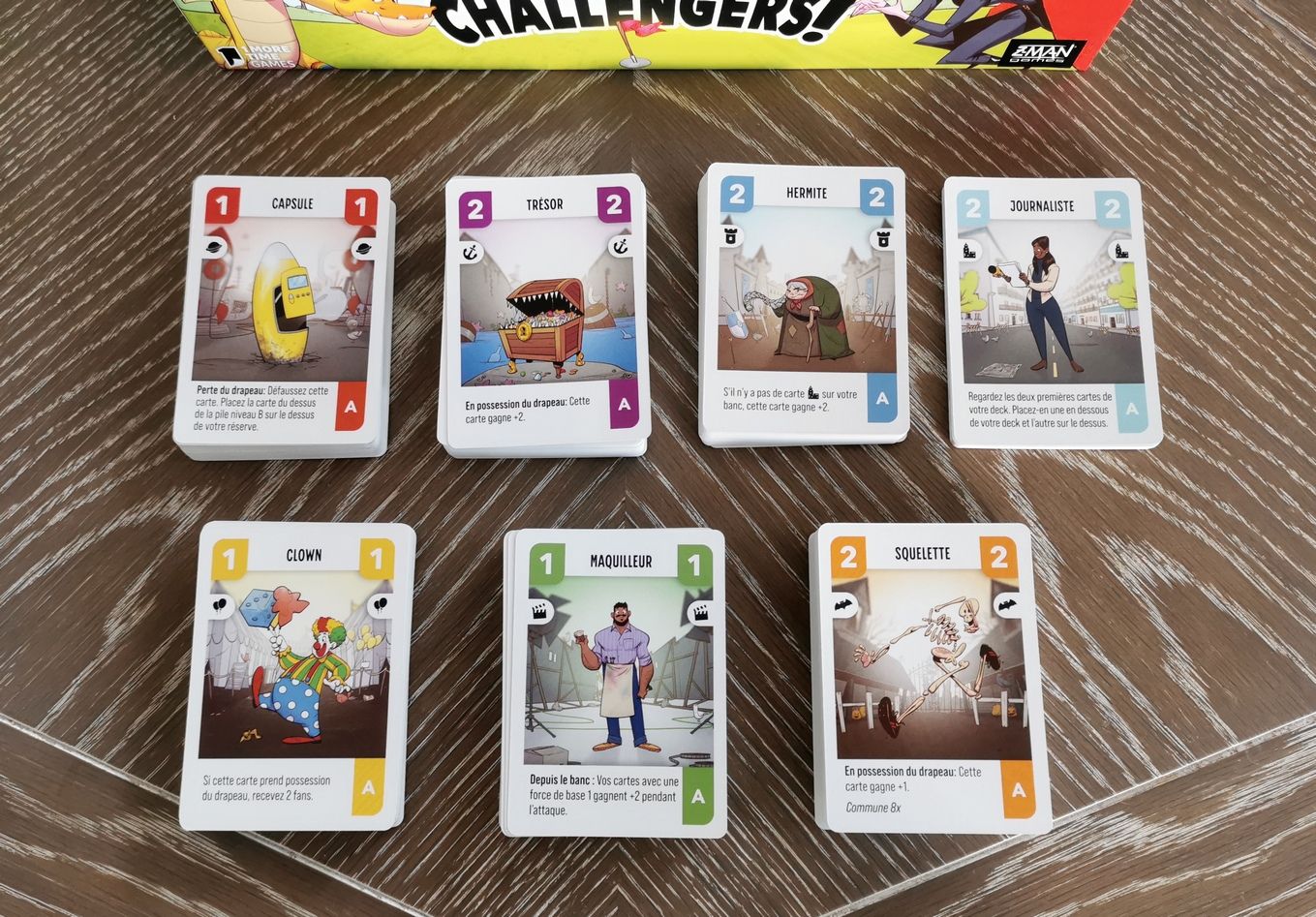 7 factions de cartes déterminées par leur couleur et leur thème : les sci-fi sont rouges, les maritimes sont mauves, les médiévales sont bleues foncées.