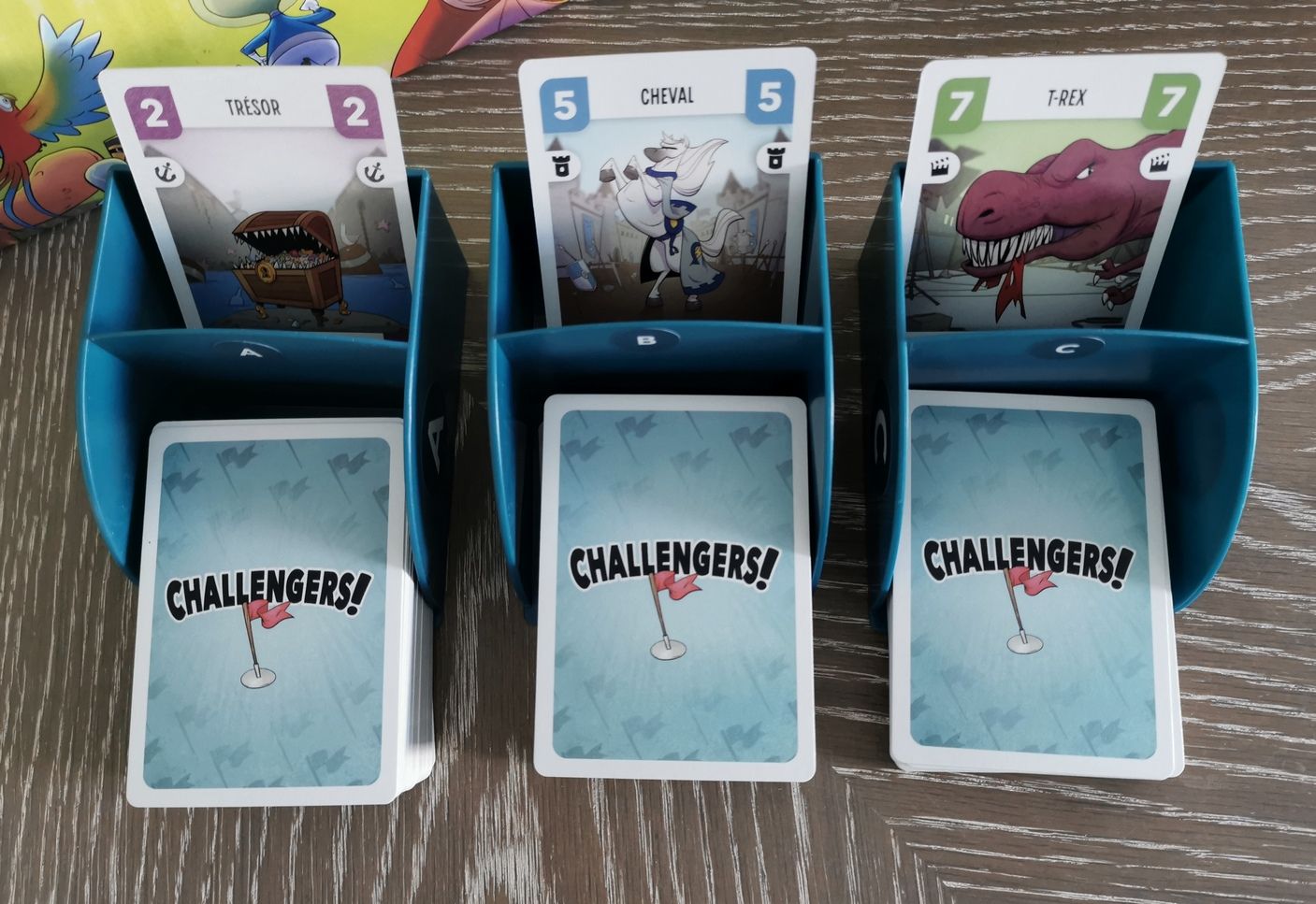 Les cartes à piocher sont placées à plat, Les cartes non sélectionnées ou défaussées sont placées verticalement.