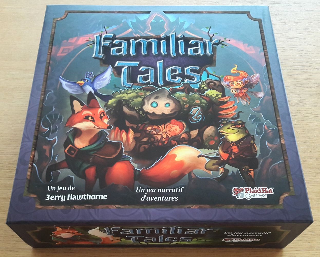 Une jolie couverture et une grosse boîte qui donne envie de voir ce qu'il y a à l'intérieur.