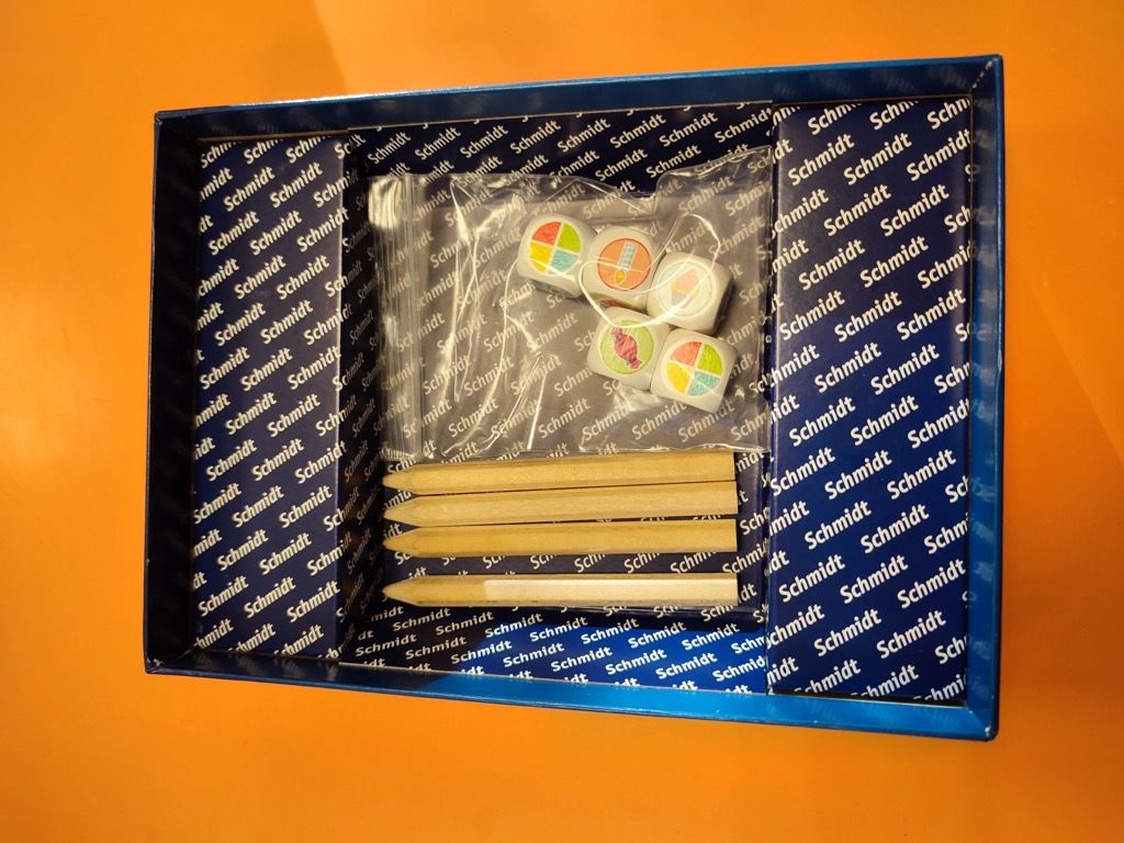 Les 5 dés et les 4 crayons de papier