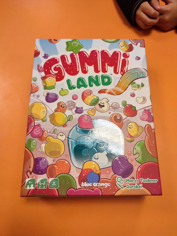 Une grosse boite rectangulaire bien colorée avec des illustrations de GorobéI.