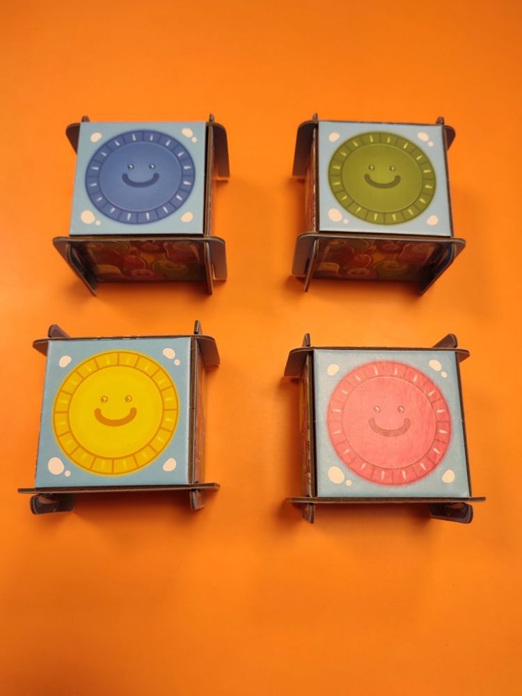 4 distributeurs de tuiles qui permettent d'une part d'insérer par le haut les tuiles Gummiz et de  les faire ressortir par le bas en les poussant avec le chatouilleur.