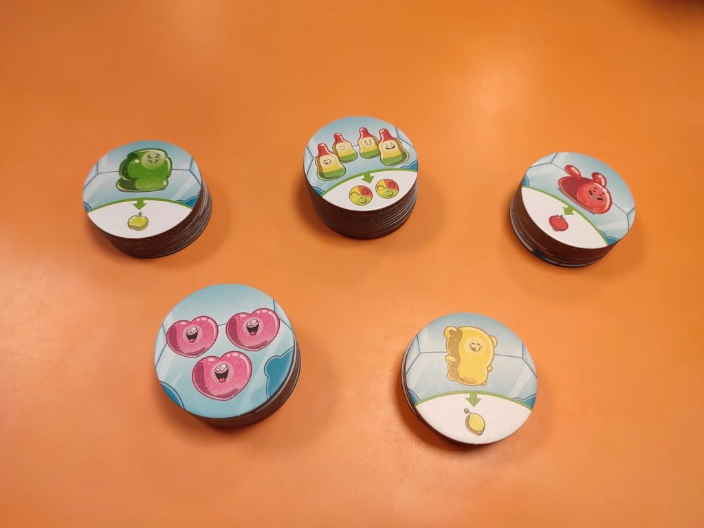 32 tuiles bien épaisses avec une face Gummiz (fond bleu) dressés et une 'autre Gummiz sauvage (fond rouge).