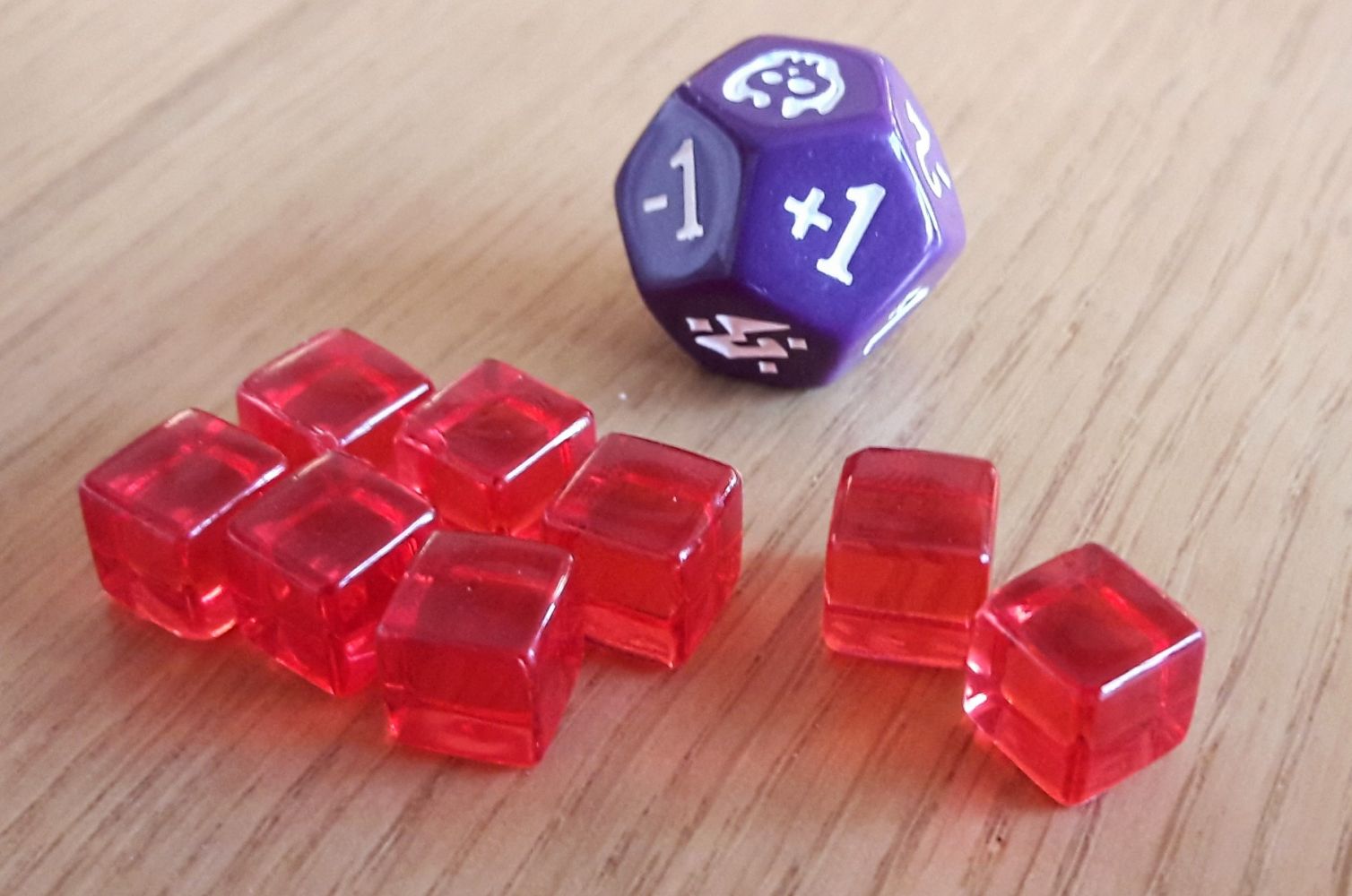 Des cubes compteur de dégâts et un dé qui ajoute du hasard aux combats....