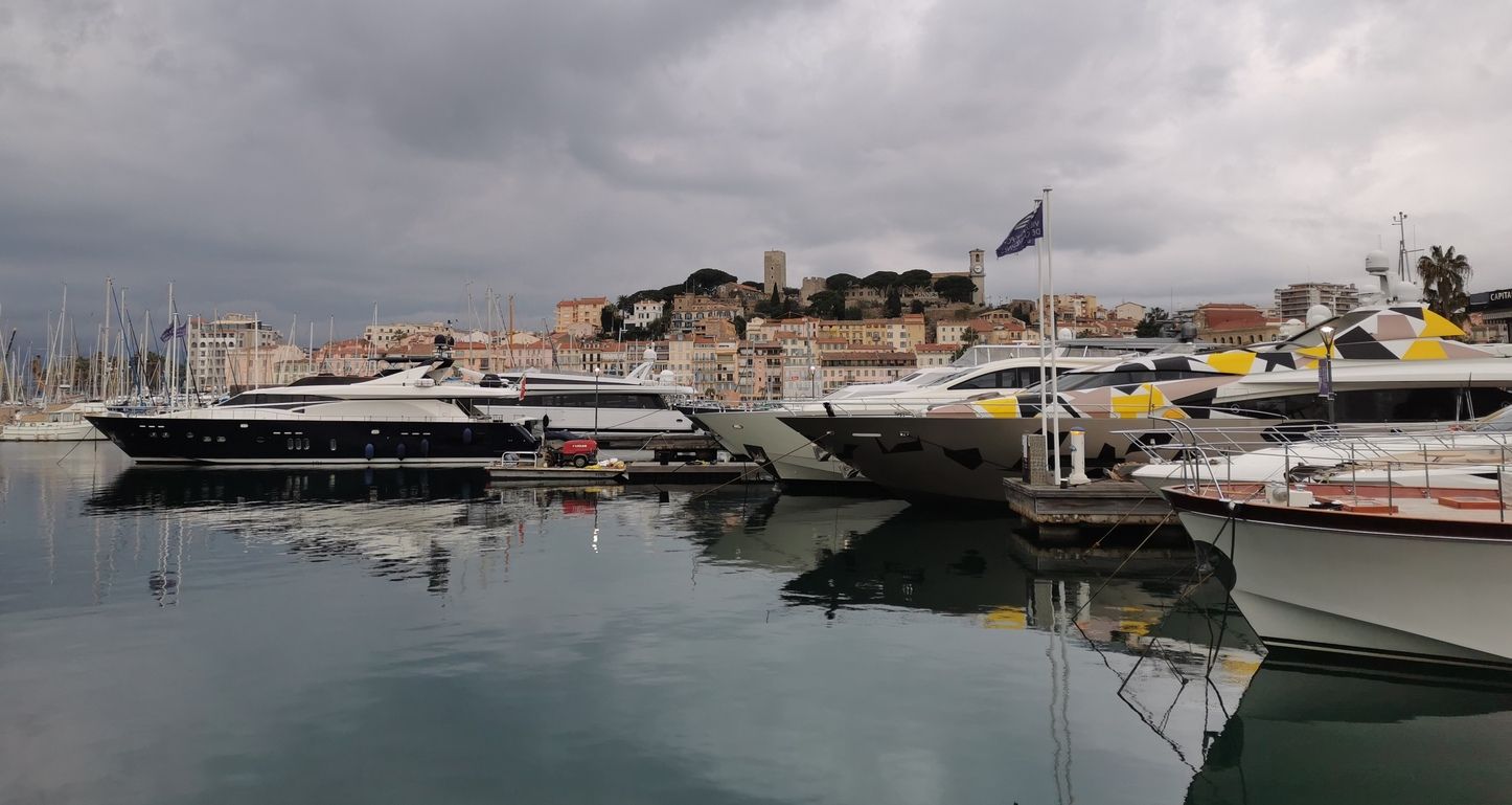 Cannes sous les nuages.