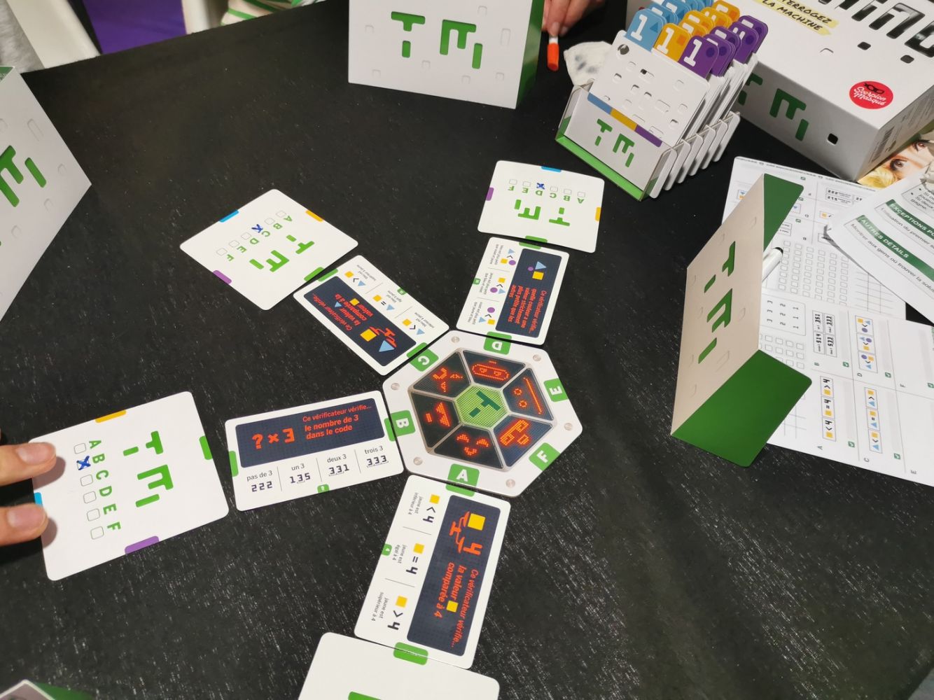 Le Scorpion masqué invente l’ordinateur en carton