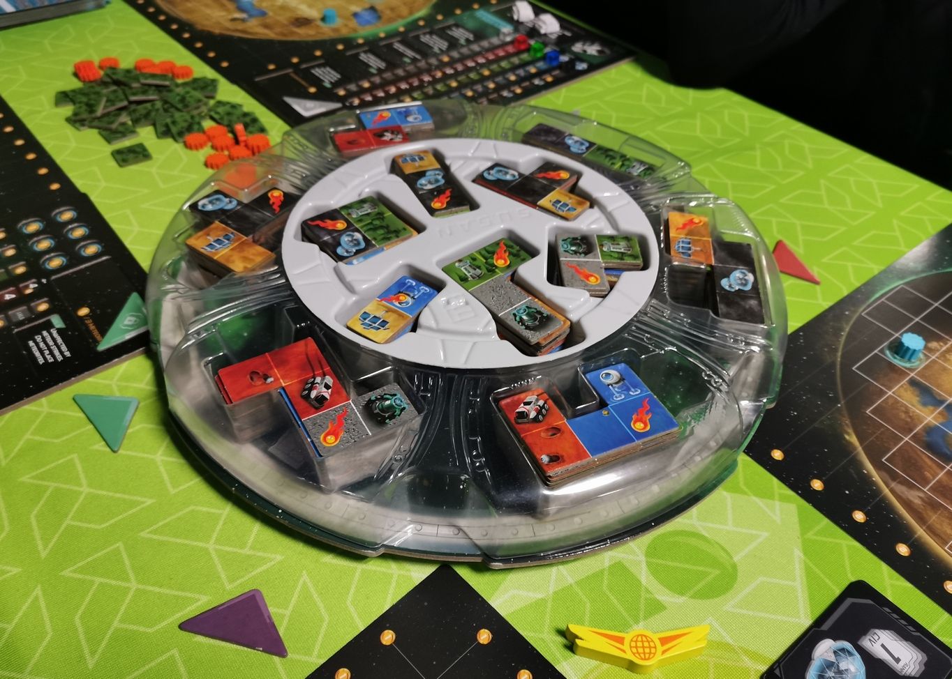 Le plateau rotatif central