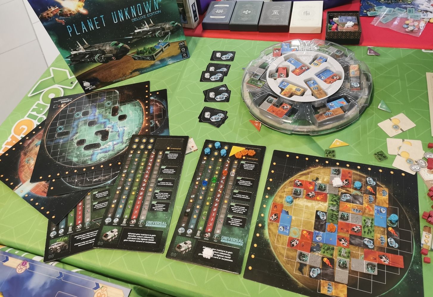 Au centre en bas le plateau marquant la progression dans les 5 types d’infrastructures. La dernière infrastructure est une piste de technologies..