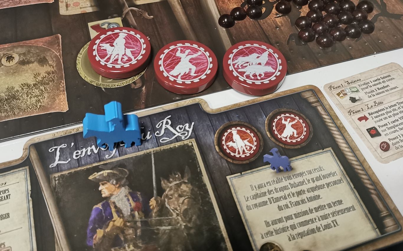 je jouais l’envoyé du roi : je pouvais identifier les traces du comte et de son chien en plus de celle du vagabond.