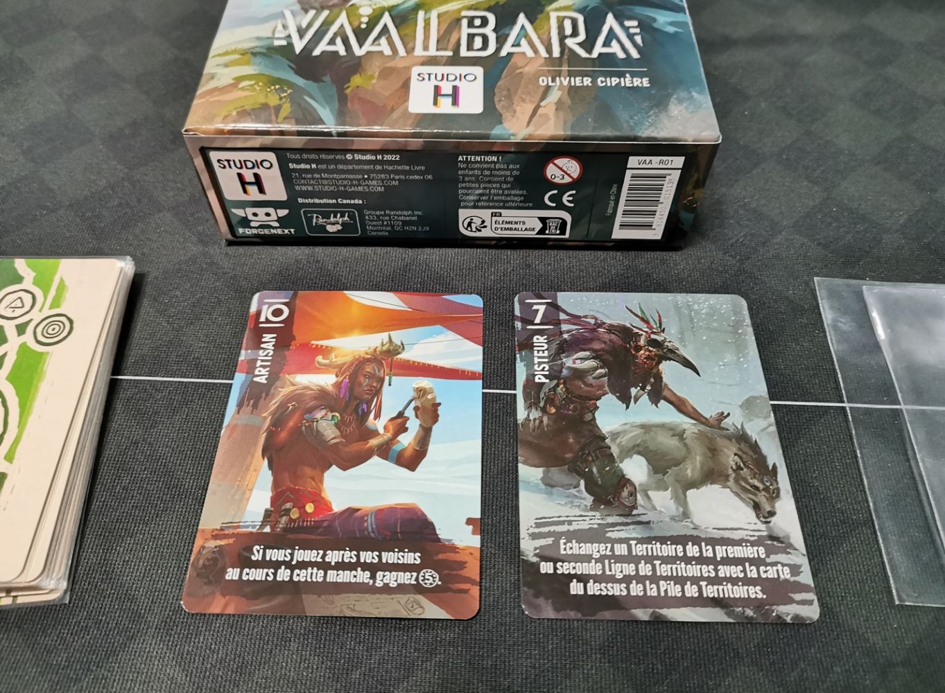 2 des 12 cartes de personnages. Un petit goût de Citadelle  pas désagréable !