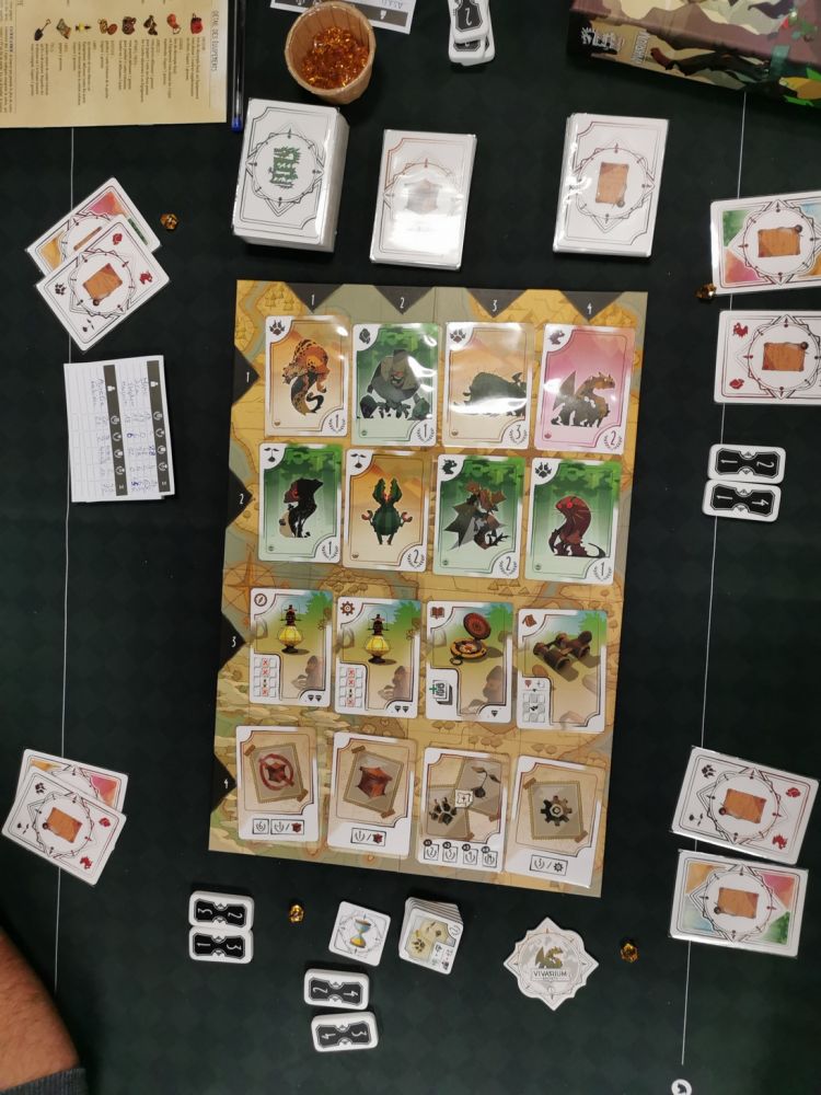 Le plateau : grille de 4x4 avec les 16 possibilité de cartes