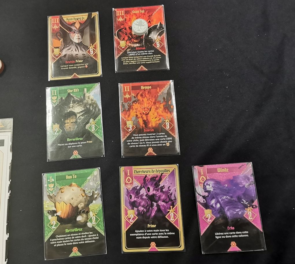 autre composition de cartes avec les clans rouge, vert et rose.