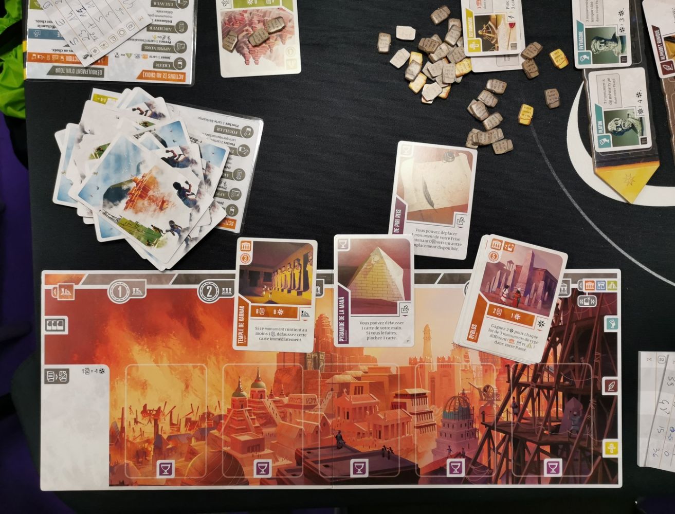 Ancient knowledge, un plateau de joueur et quelques cartes