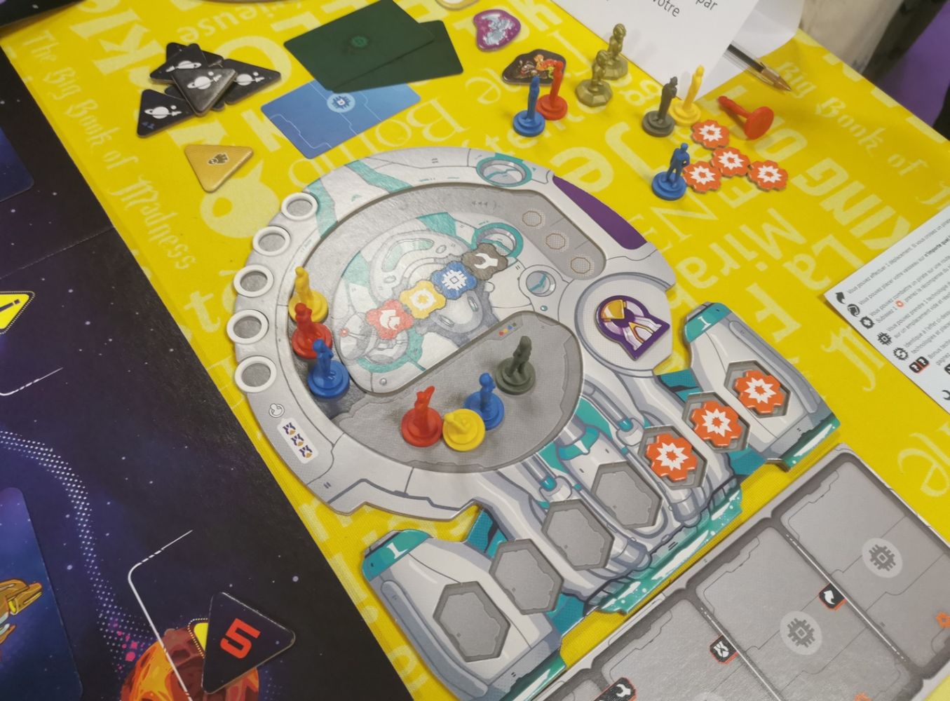 Un vaisseau en début de partie avec seulement 7 membres d'équipage.