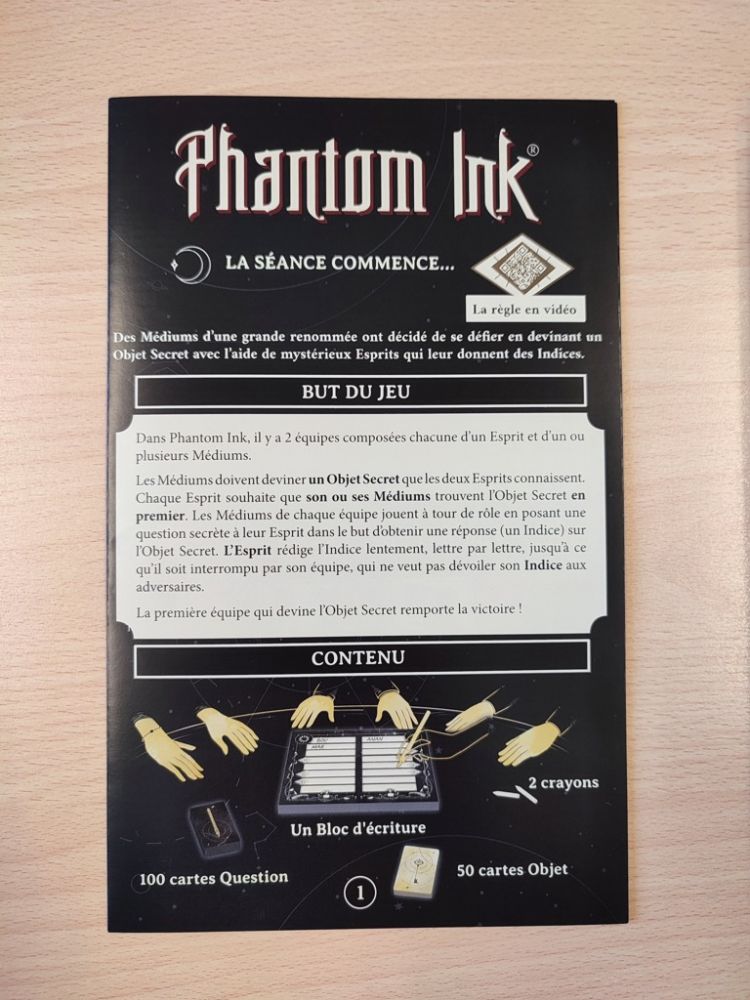 La règle du jeu de 6 pages qui s'ouvre en tryptique avec un QR code pour visionner les règles du jeu maison.