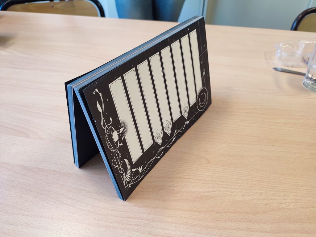 Les fiches recto/verso sont en nombre suffisant. La pliure en carton permet au bloc de rentrer dans un format de boite adapté.