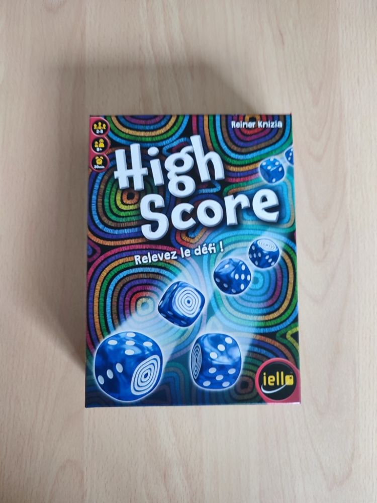 La boite rectangulaire (18x13 cm) dans la même gamme que The Crew, murmure des feuilles, My City R&W avec ici une boite  très très légère !