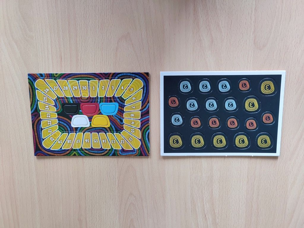 Deux punchborads : le Plateau de jeu et les jetons Points et les marqueurs 30 PV en carton.