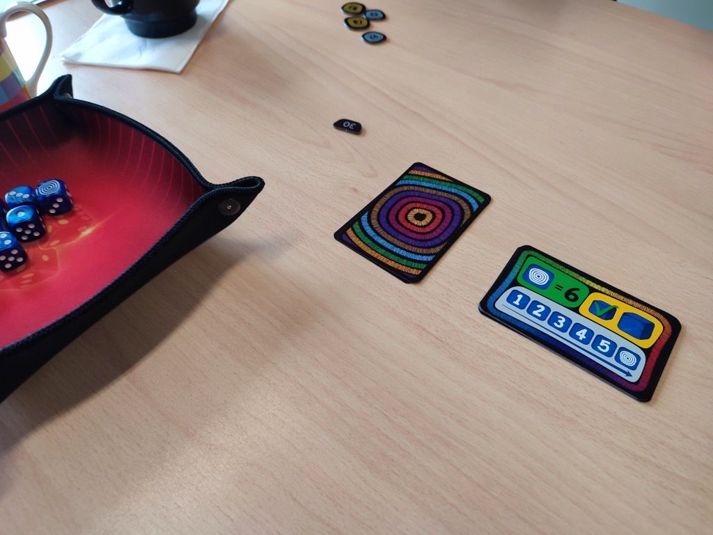 Un exemple de carte Défi avec la suite + tourbillon : il faut compter uniquement les dés qui indiquent des valeurs qui se suivent en commençant par le 1 et en se poursuivant  dans l'ordre croissant.