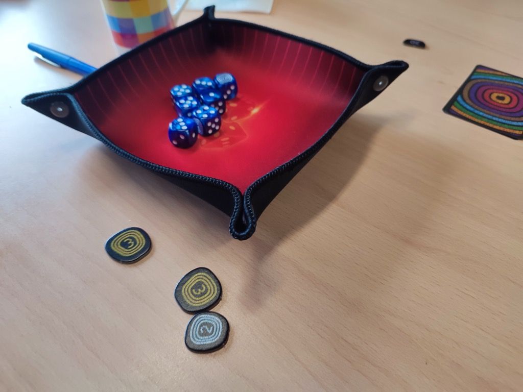 Distribution des points : à chaque manche, le premier joueur le plus avancé sur le plateau de jeu reçoit 1 jeton Point Or, le deuxième 1 jeton point Argent etr le troisième 1 jeton Point Bronze.