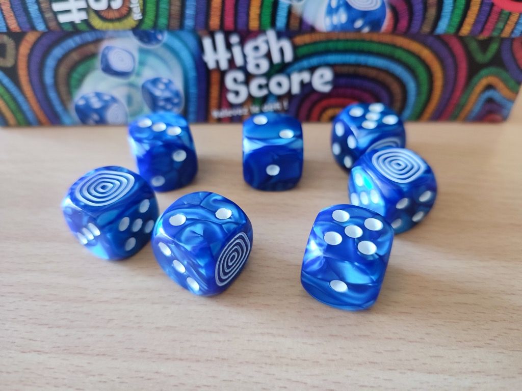 Les 7 dés bleus assez jolis avec 5 faces de 1 à 5 et une dernière face tourbillon.