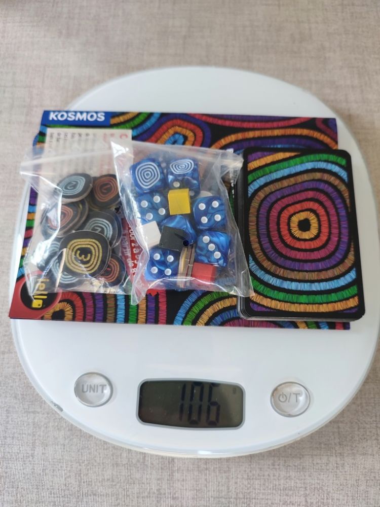 La boite pèse moins de 190 g avec seulement 106 g de matériel. C'est peu mais à la décharge de Iello, le boitage original est allemand  avec un format de chez Komos.