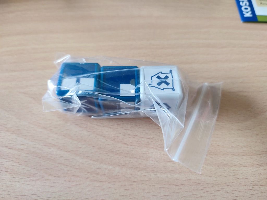 Les 3 dés pour désigner les règles de construction : les deux bleus pour indiquer la forme et le dé blanc pour le type de bâtiment (uni pour le résidentiel, hachuré pour l'industriel et coché pour l'administratif).