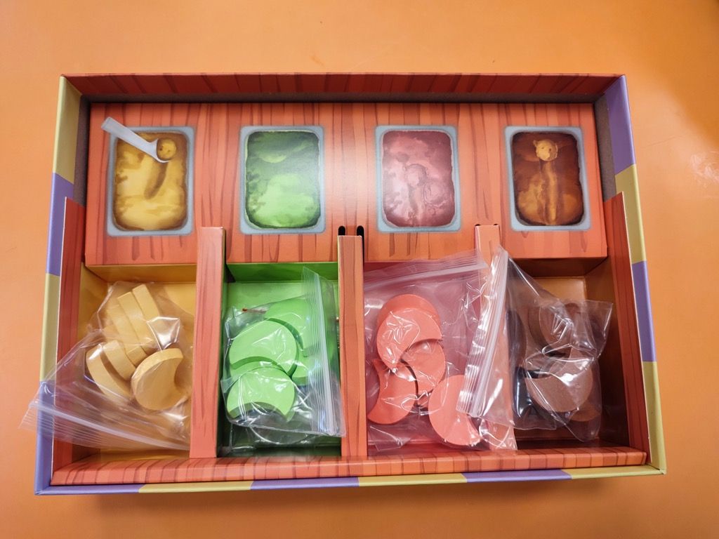 Les 24 boules de glaces avec de gauche à droite  6 boules de chaque : vanille, pistache, fraise et caramel.