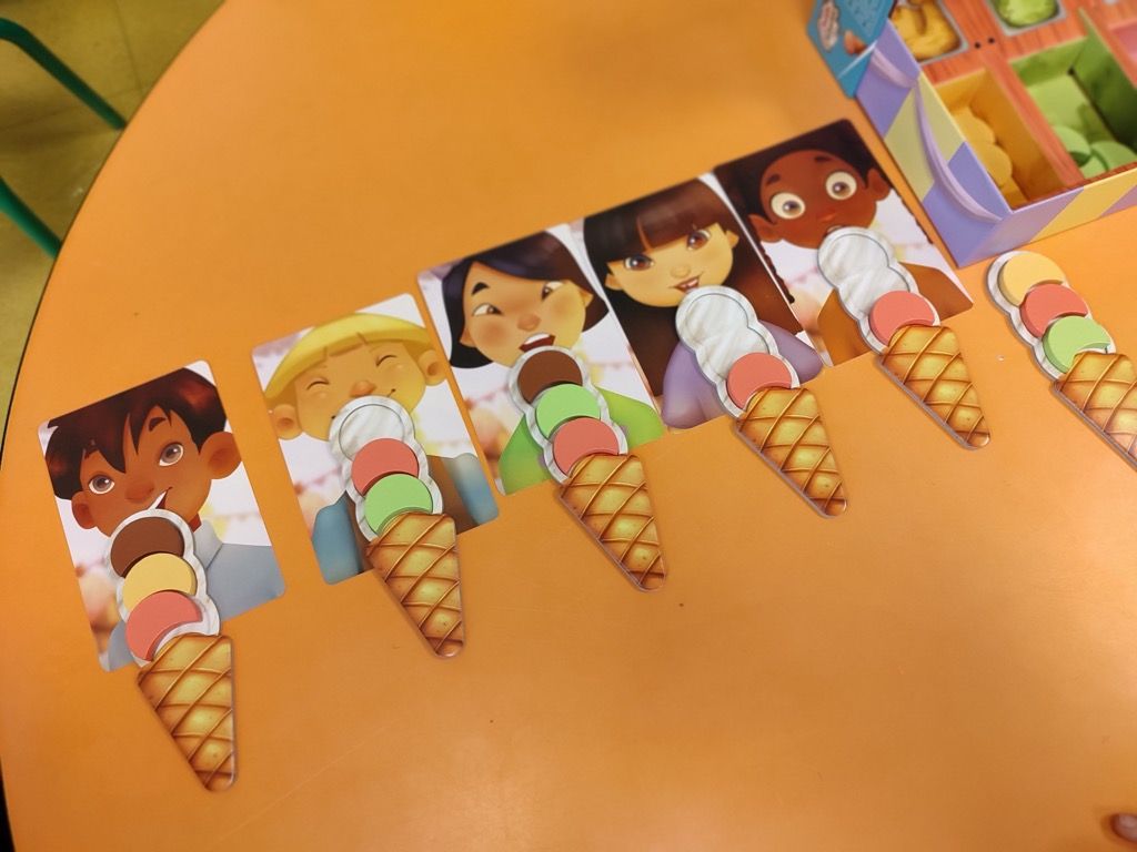 Première partie où mes petits joueurs auront voulu servir très rapidement les cornets de glace mais où ils auront scorer peu de points  (1PV par boules de glace et 1 PV supplémentaires pour chaque cornet complet).