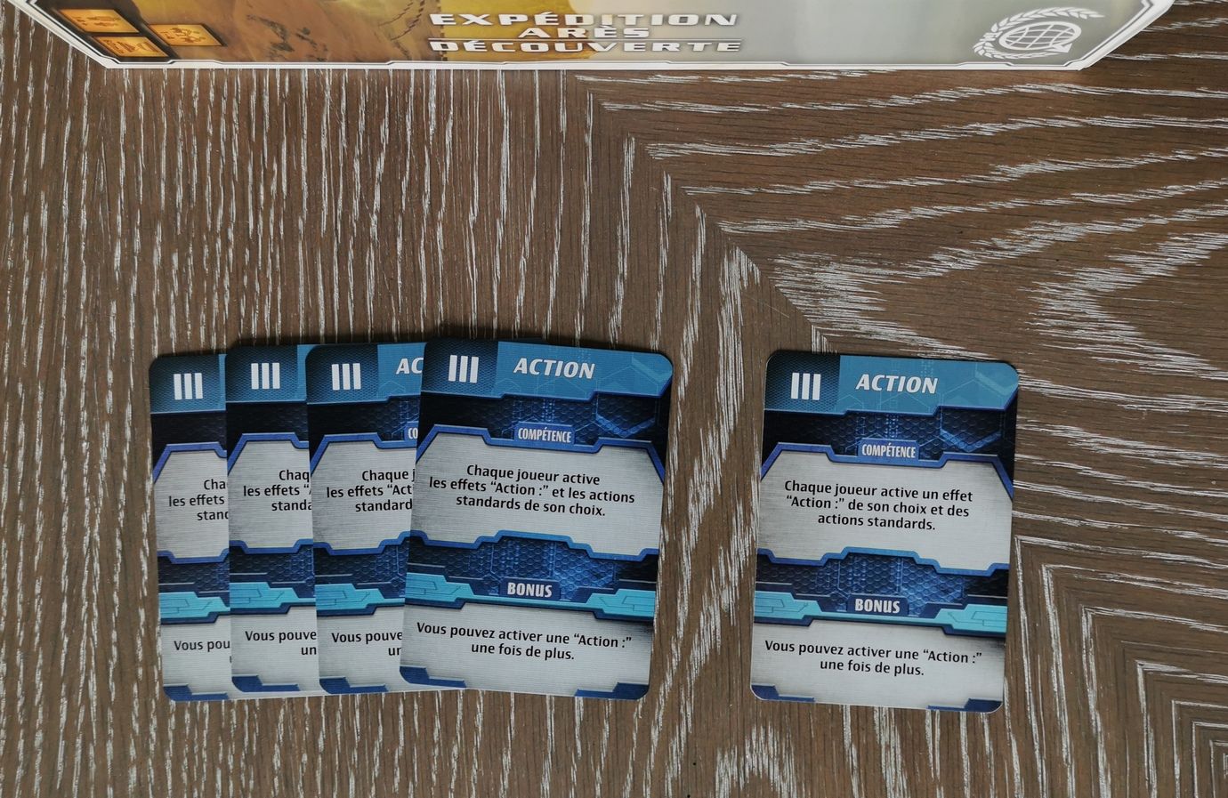 À gauche les 4 cartes phase action corrigées, à droite celle d’origine… tout rentre dans l’ordre sauf pour le joueur jaune qui là encore à un dos franchement orange.