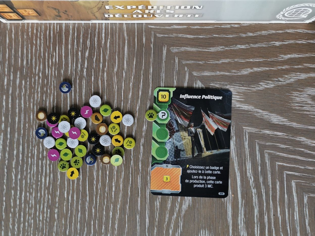 Tous les jetons “?”. Ils sont à la dimension du symbole sur la carte.