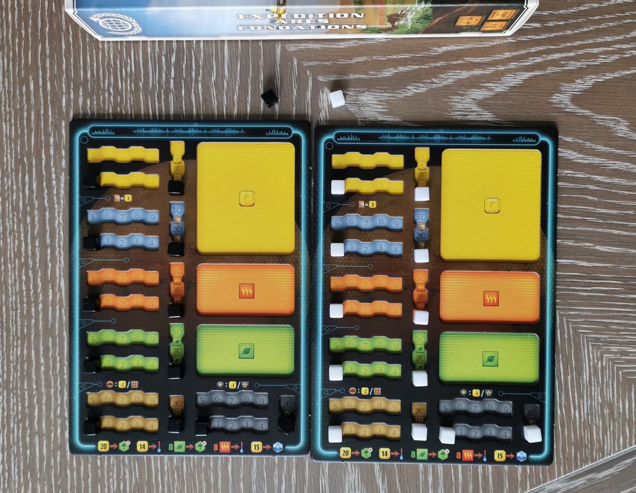 plateaux strictement identiques à ceux d'origine … on a toujours la possibilité illusoire de comptabiliser une production de 39 cartes