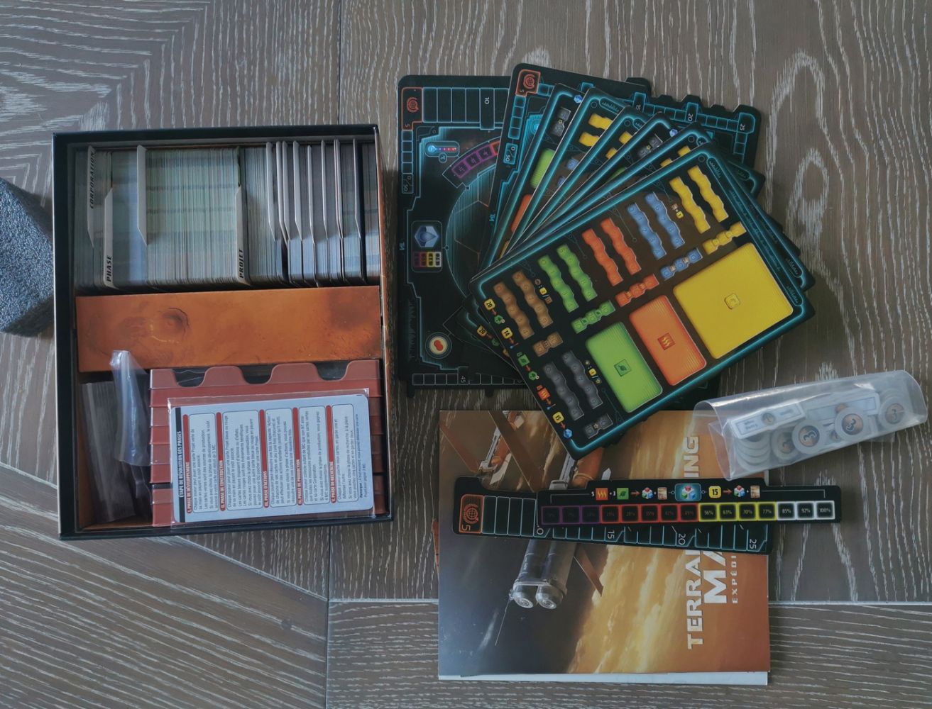 Ne jetez surtout pas une des deux mousses noires de la boîte d'origine : elle arrive à se loger dans l’angle à côté des 4 coupelles à jetons. Elle est indispensable pour coincer les cartes afin d’éviter les glissades quand on a sorti les cartes projet.