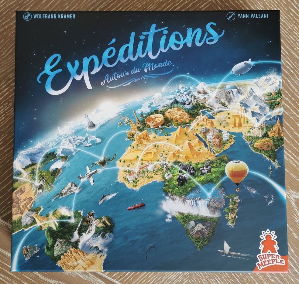 La boite 2023.  Rien à voir avec la version 1996 , les illustrations de Super Meeple sont toujours soignées.