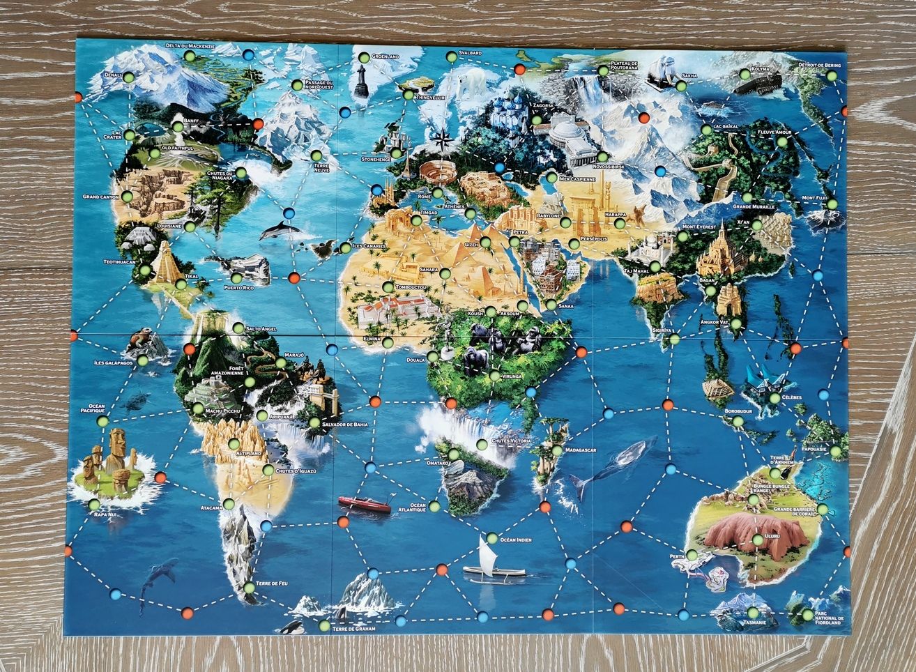 Le plateau est plutôt grand (6 planches). Il faut de la place pour représenter les 80 lieux correspondants aux objectifs des expéditions.