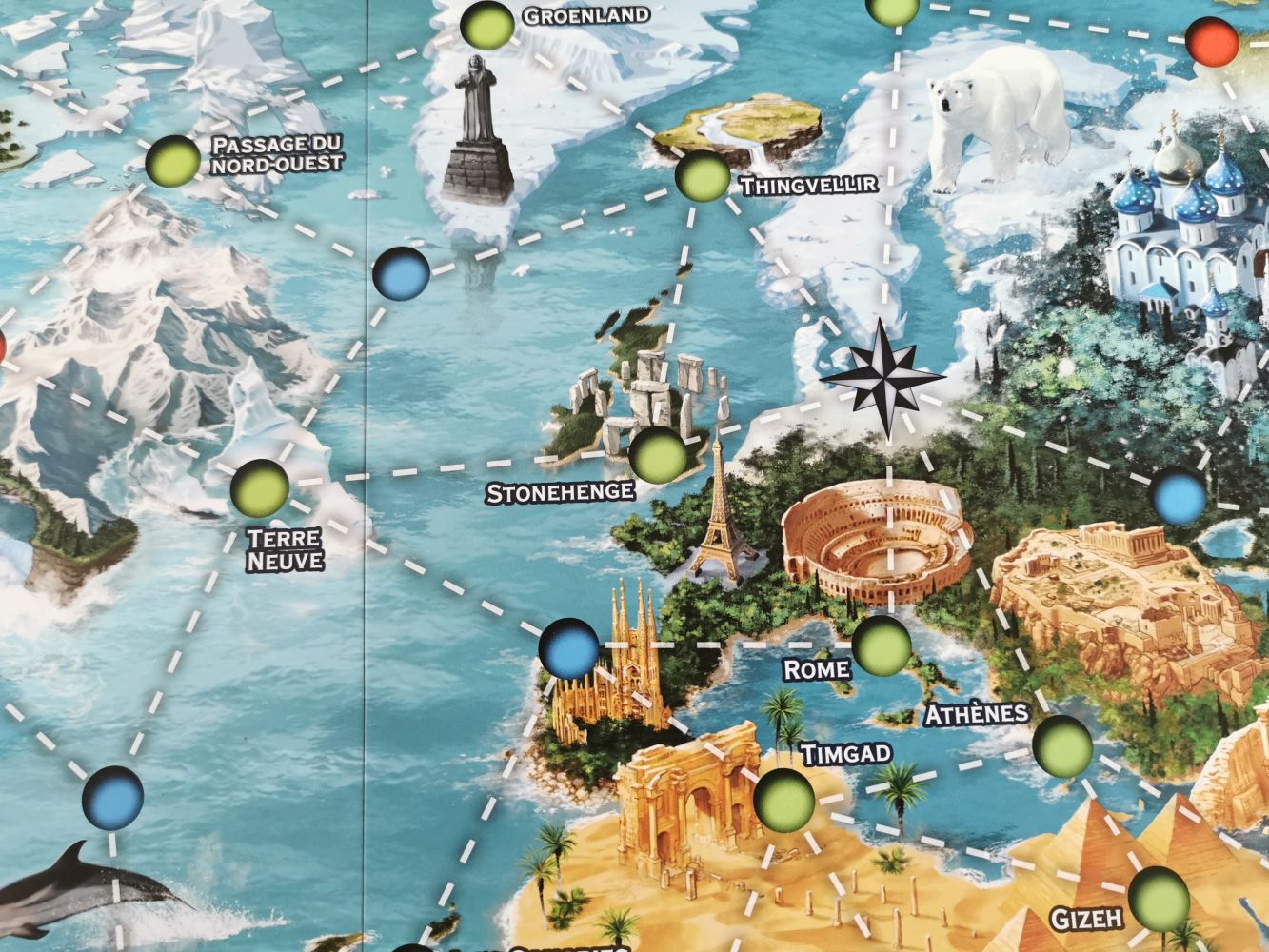 Détail sur plateau : zoom sur le lieu de départ des expéditions : la rose des vents.