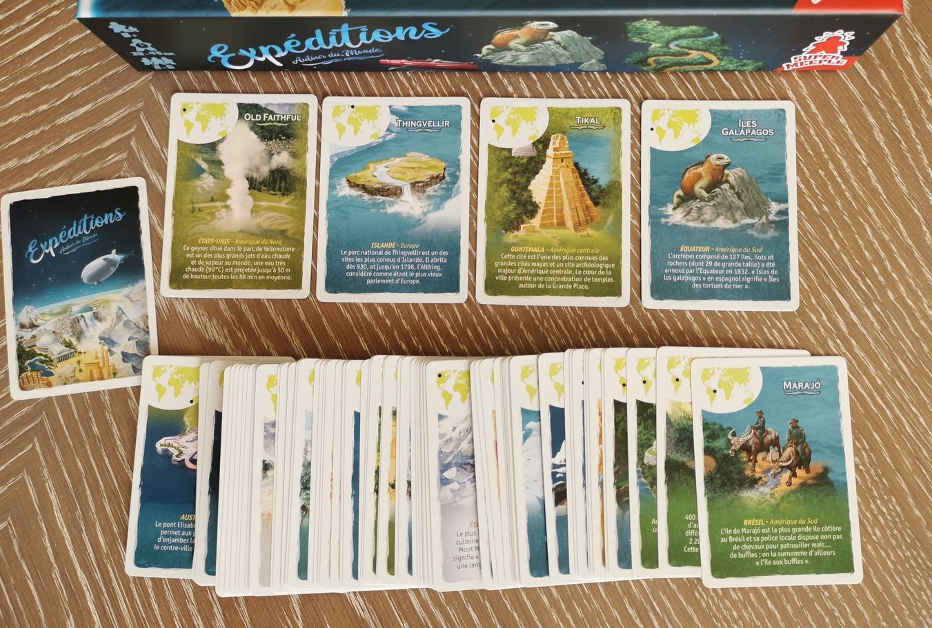 80 cartes. On apprécie la petite carte en haut à gauche avec le point qui permet de localiser les lieux.